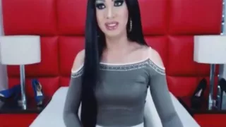 Wunderschöne Shemale streichelt ihren großen Schwanz so schön