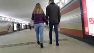 Junior sexy Blondine mit heißem runden Arsch