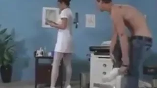 Enfermera en pantimedias sexys seducida por joven