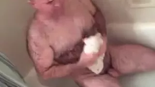 Sehr haarige Daddy-Dusche