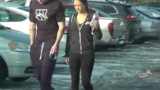 Spandex-College-Popos lösen öffentliche Ejakulation aus