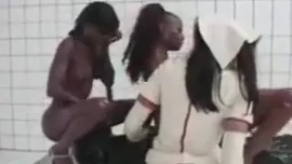 Heiße Ebony-Latex-Krankenschwestern saugen und ficken einen Kerl in Latex