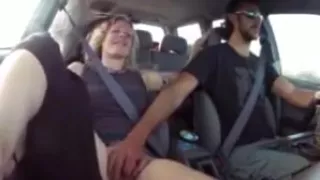 Il masturbe sa copine en voiture