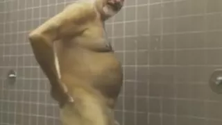 Sexy Daddy nimmt eine Dusche