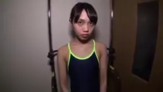 Er reibt seinen Schwanz an ihrem süßen Arsch