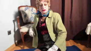 Sexyputa in schwarzen Nylons gekleidet