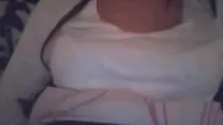 Mamma eccitatata mostra tette e figa in cam