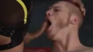 Ryan Patrick wird gefistet