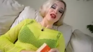 Nicole 24 footjob the queen 3