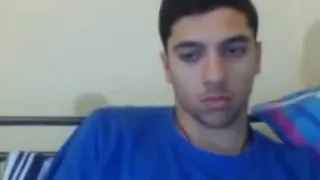 Schöner Junge mit großem Schwanz vor der Kamera