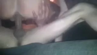 Meisje rijdt een paarsgepunte lans