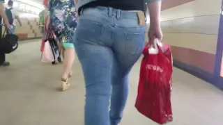 Russian milf with nice ass on the street