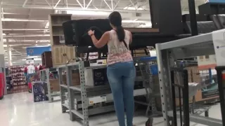 Curvy pretty latina in jeans