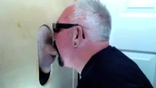 Zwei harte Schwänze im Gloryhole