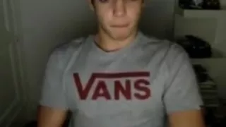 Italienischer süßer Junge sperma und isst es vor der Kamera