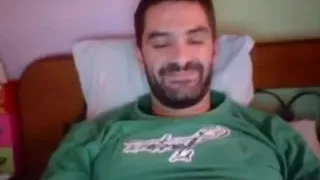 Griechischer Mann mit großem Schwanz kommt vor der Kamera