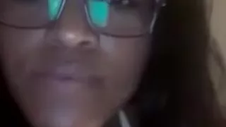 Tuga com mamas pequenas mostra tudo na cam