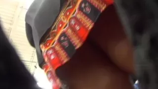 Morena piernuda y nalgona upskirt