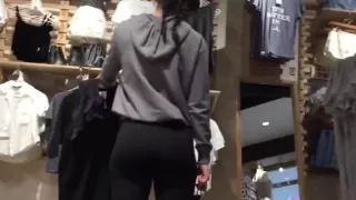 Amazing candid college girl ass in leggings