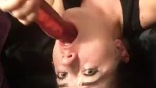 Dumme niedliche College Mädchen Schlampe Gags macht eine Sauerei