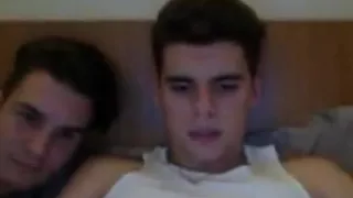 Rumänischer Junge lutscht am Finger seines Freundes wie an einem Schwanz