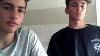 Italienische süße Freundinnen zeigen ihre heißen Ärsche und Schwänze vor der Kamera