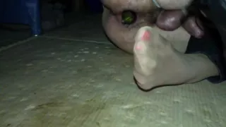 Crossdresser Sperma auf seinen Nylonsohlen und in einem großen Dildo