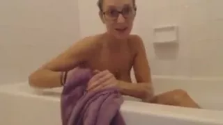 Bath show with a big dildo