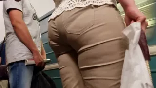 Big ass in tight pants go to the train