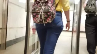 Nice college girl ass with good hips