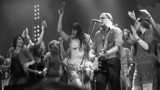 Akvarium Rock Grup Nude Girls in Show