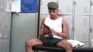 Heißester Amateur-Schwulenfilm mit Blowjob, Umkleidekabinen-Szenen