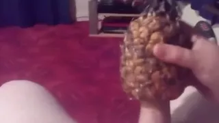 Wichsen und Sperma mit Ananas