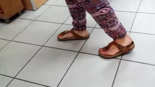 Candid Shot sexy rote Zehen verspielte Füße