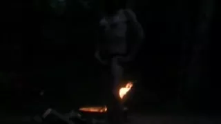 Nackter Arsch blinkt in sitzlosen Höschen