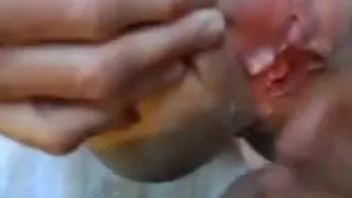 Fucking streicheln und cumming auf verbreitete haarige fotze