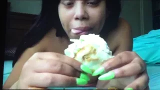 Gigi ns chauffe en mangeant