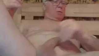 Opa streichelt und spielt mit einem Dildo vor der Webcam