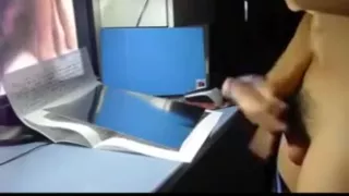 Asiatischer Junge schaut asianporn und wichst seinen Schwanz