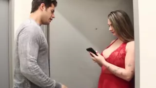 Eine heiße Transe wird von einem Hengst gefickt