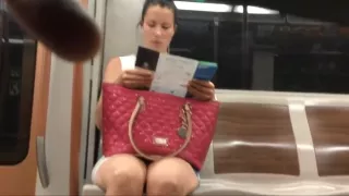 Candid Feet in Sandalen auf der Metro Face