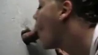 Premiere gloryhole dans toilettes