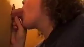 Gloryhole aux toilettes