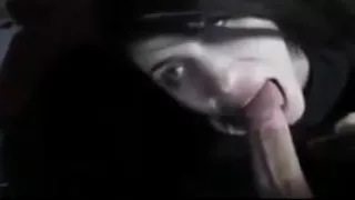 Cette fille suce et recois tout dans la bouche