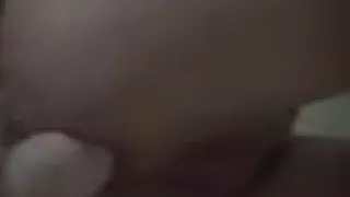 Gatinha sentando com consolo no rabo