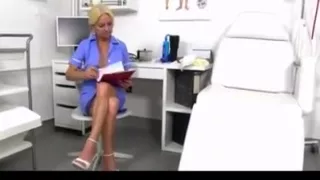 Vera enfermera jalandosela a un sujeto y se viene en sus tetas