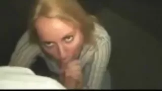 Blonde Frau wird geil im Aufzug in pov