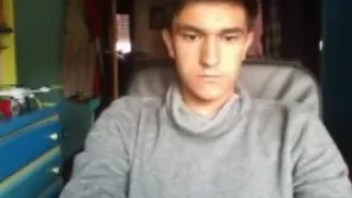 Spanischer süßer Junge mit großem Arsch auf doggy großen Schwanz auf cam