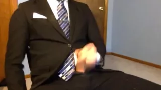 In meinem Anzug und meiner Krawatte abspritzen