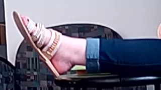 Längerer Clip eines Mädchens in der Bibliothek